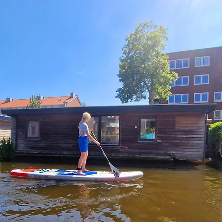 Woonboot Zus Zwaan 船屋 *